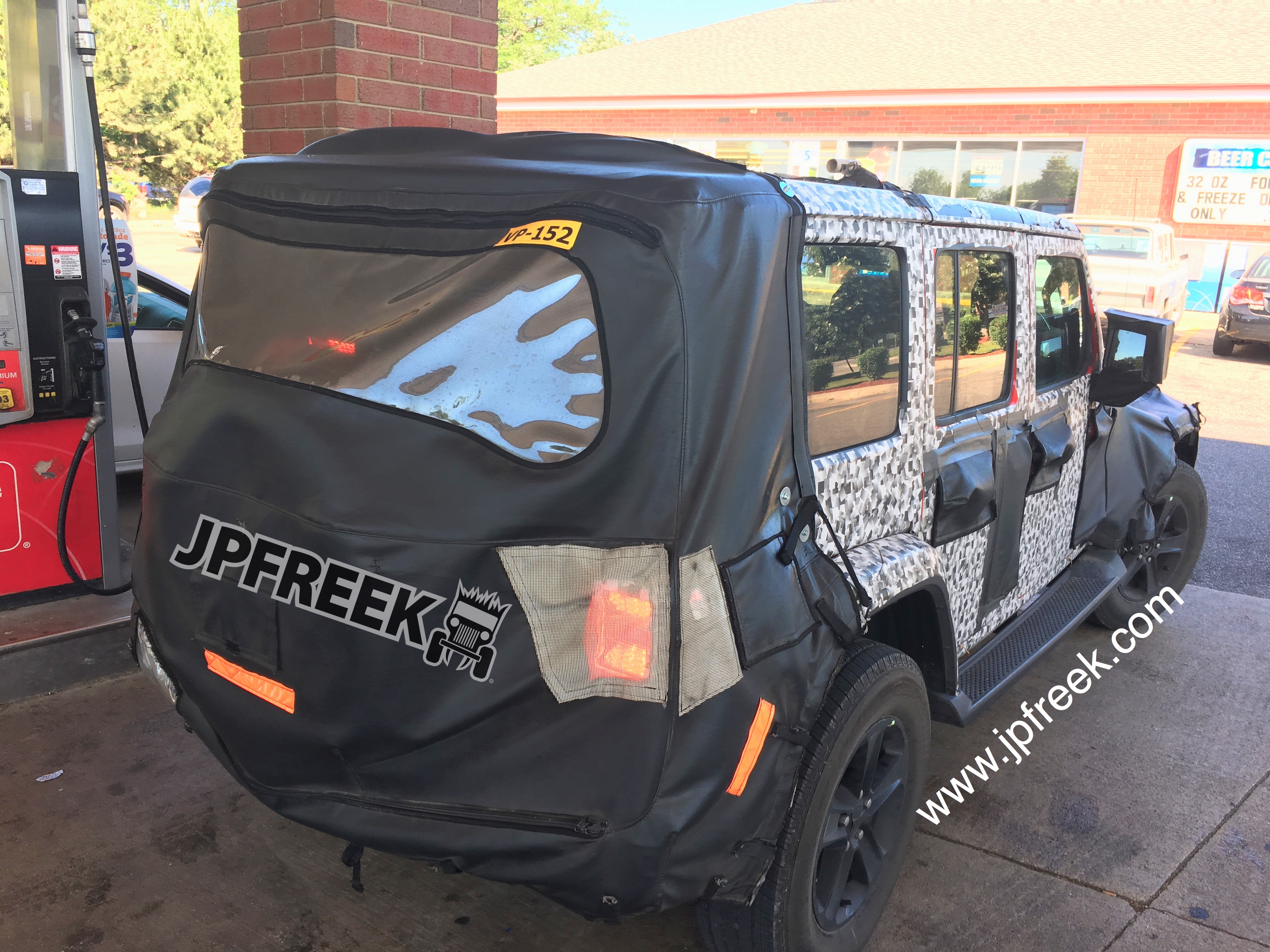 <br />
Jeep JL Wrangler spy shots