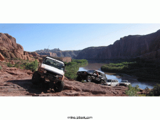 the-group-trekking-along-on-the-moab-rim-trail